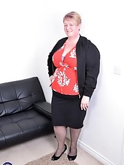 Big british mature BBW playing with herself